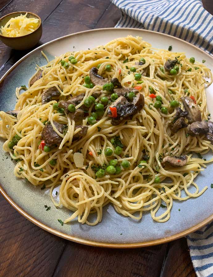 Spaghetti Alfredo with Mushrooms and Peas - Food Daydreaming